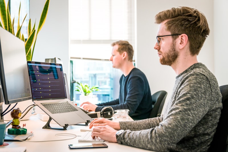 Equipo de profesionales trabajando con el software ERP Recordum